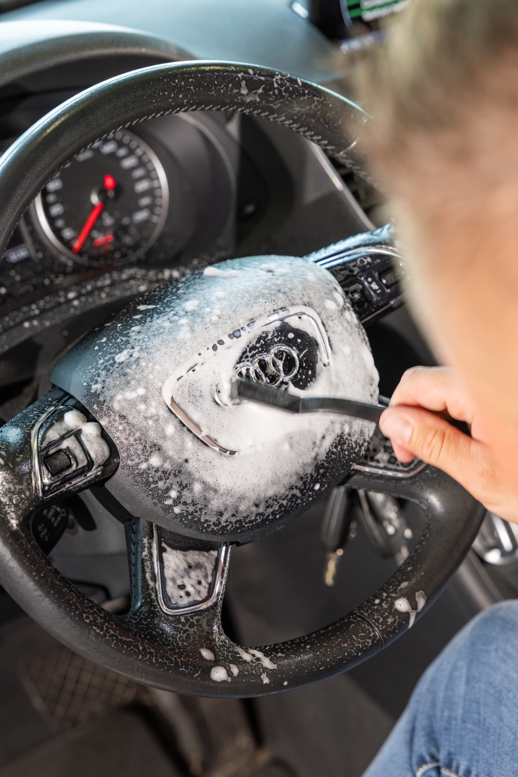 Stuur tot in detail reinigen met borstel en foam