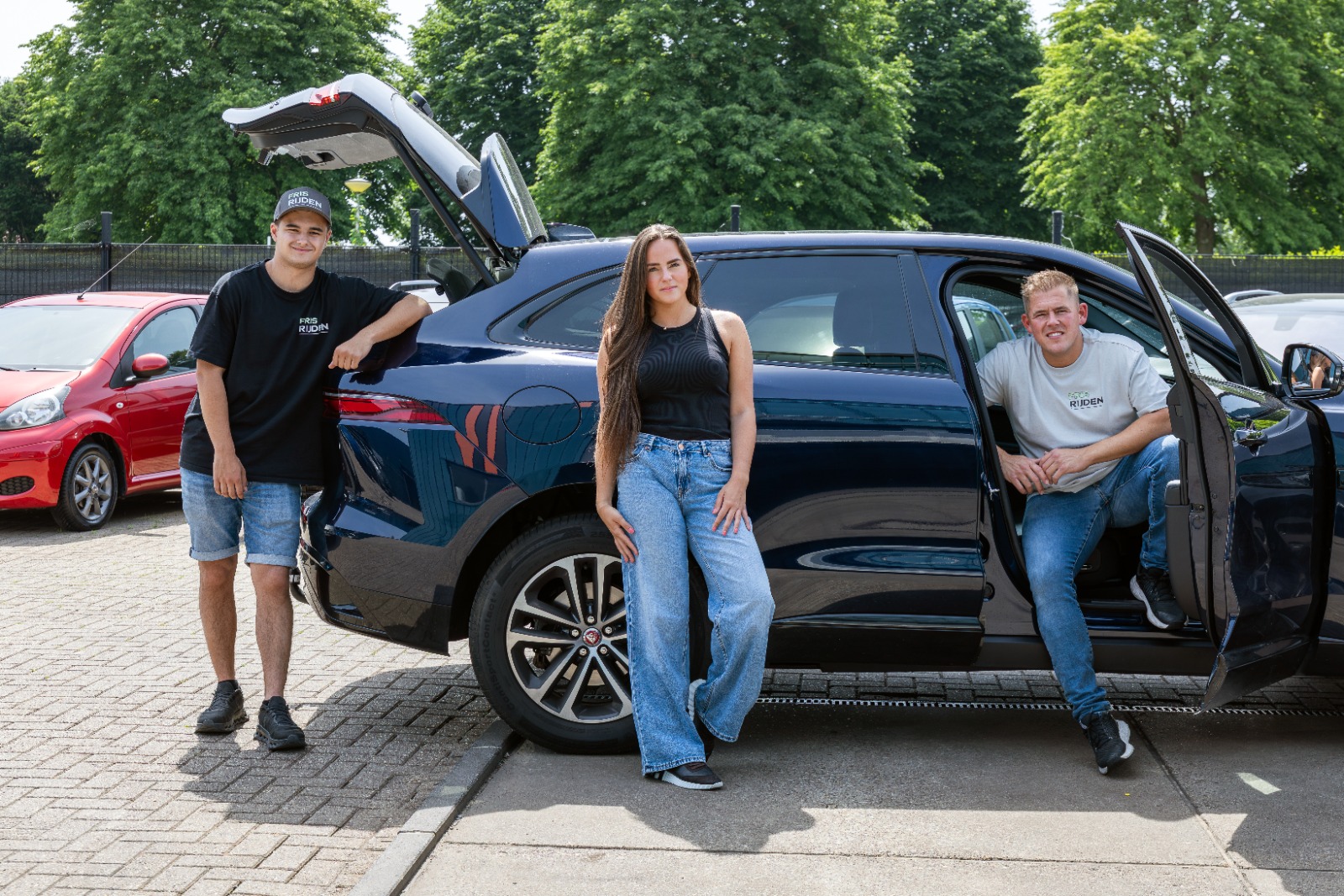 Het team van Fris Rijden bij een auto