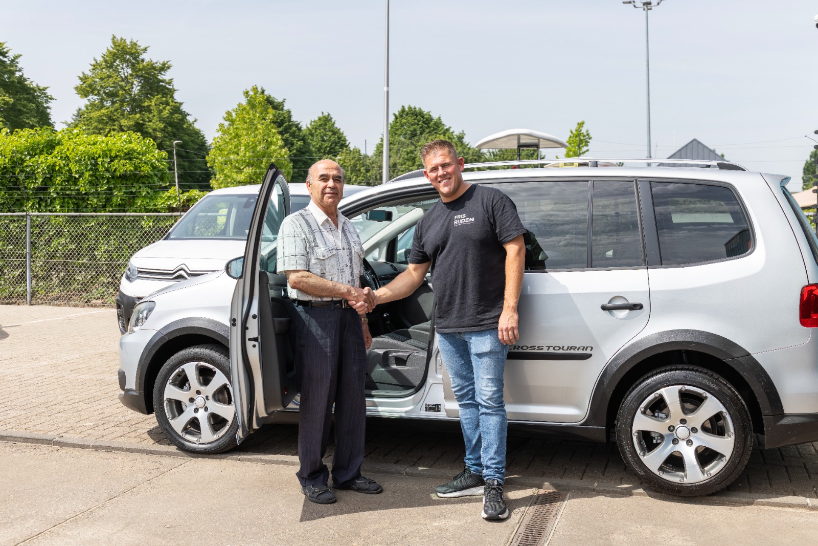 Tevreden klant van Fris Rijden bij de opgeleverde auto